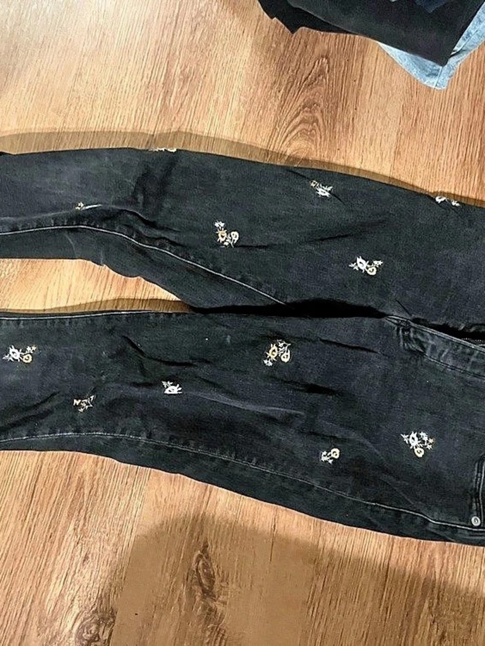 Abercrombie & Fitch High Rise Super Skinny flower embroidered size 4